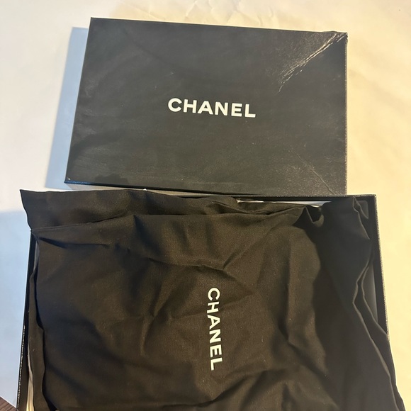 CHANEL SLINGBACK PATENT LEATHER SANDAL - Picture 6 of 7